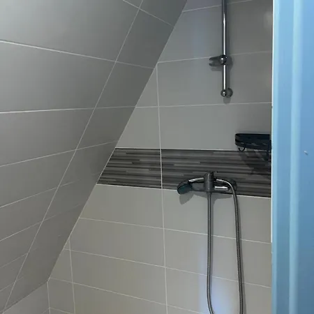 Apartment 2 Entierement Renove Avec Parking Au Calme En Etant A Deux Pas Des Commerces Et Restaurants *