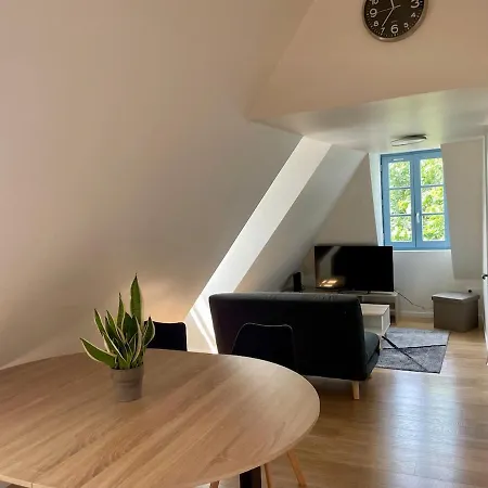2 Entierement Renove Avec Parking Au Calme En Etant A Deux Pas Des Commerces Et Restaurants *