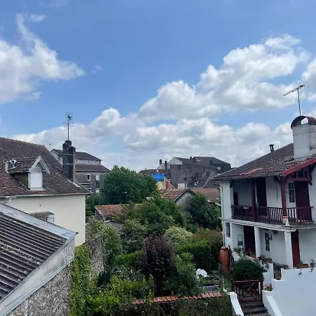 2 Entierement Renove Avec Parking Au Calme En Etant A Deux Pas Des Commerces Et Restaurants