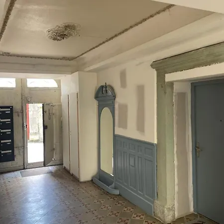 شقة 2 Entierement Renove Avec Parking Au Calme En Etant A Deux Pas Des Commerces Et Restaurants