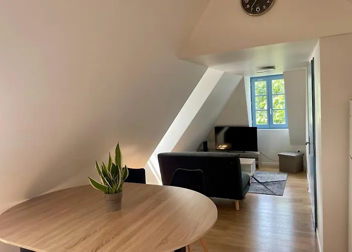 2 Entierement Renove Avec Parking Au Calme En Etant A Deux Pas Des Commerces Et Restaurants *