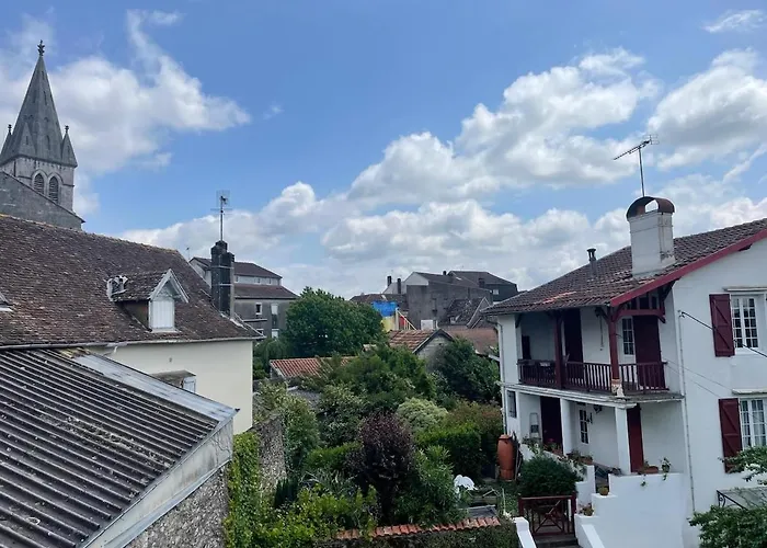 2 Entierement Renove Avec Parking Au Calme En Etant A Deux Pas Des Commerces Et Restaurants