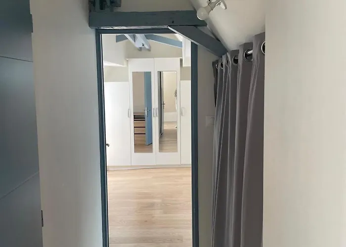 2 Entierement Renove Avec Parking Au Calme En Etant A Deux Pas Des Commerces Et Restaurants Appartement