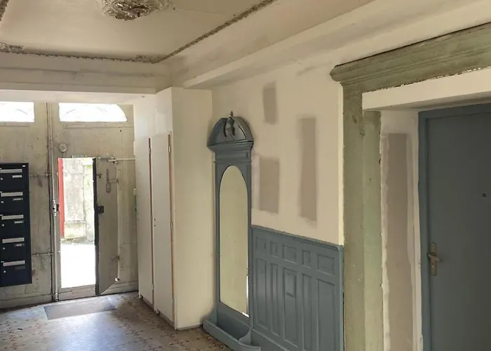 Appartement 2 Entierement Renove Avec Parking Au Calme En Etant A Deux Pas Des Commerces Et Restaurants